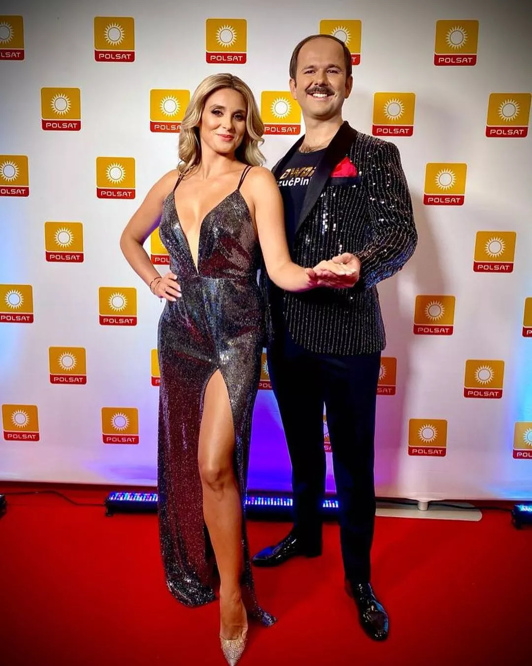 Dekolt do pasa!! Dosłownie! O tej kreacji żony Sławomira będziemy pamiętać bardzo długo
